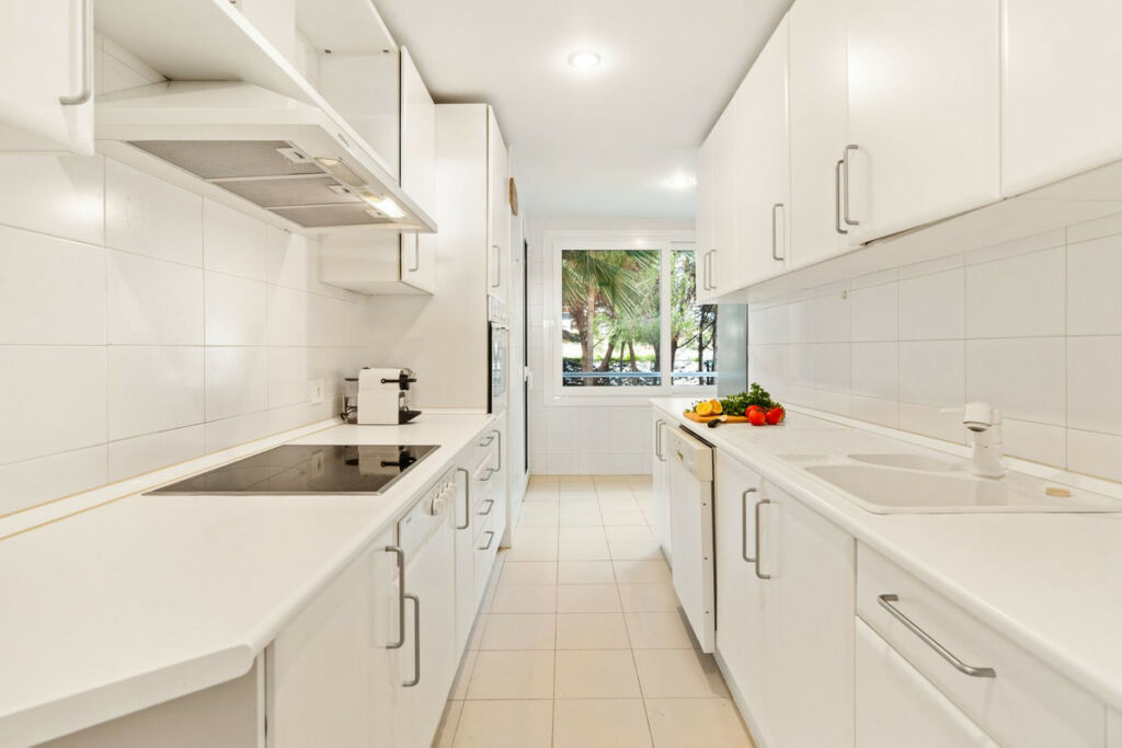 Middle Floor Apartment New Golden Mile Málaga - image 15