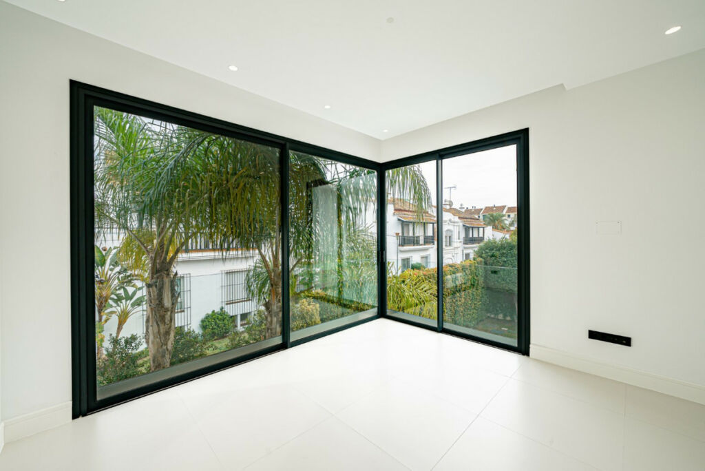 Detached Villa The Golden Mile Málaga - image 15