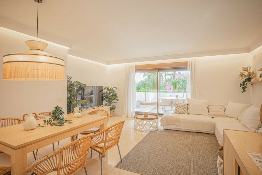 Middle Floor Apartment Estepona Málaga - image 2