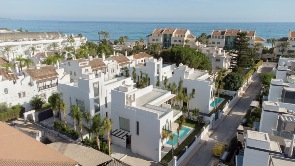 Detached Villa The Golden Mile Málaga - image 2