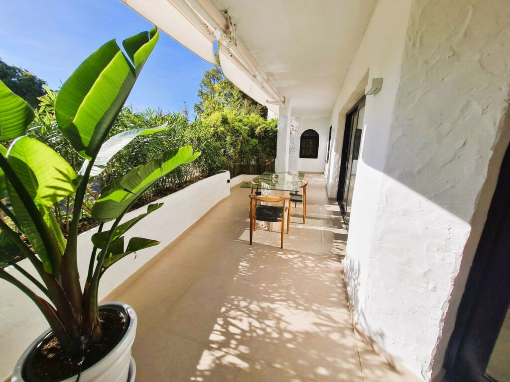 Middle Floor Apartment The Golden Mile Málaga - image 2