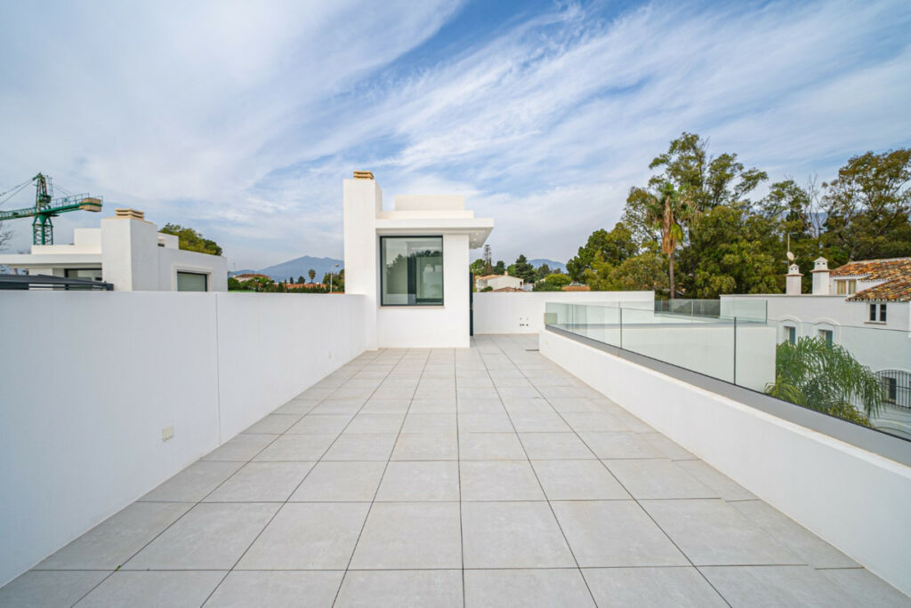 Detached Villa The Golden Mile Málaga - image 27