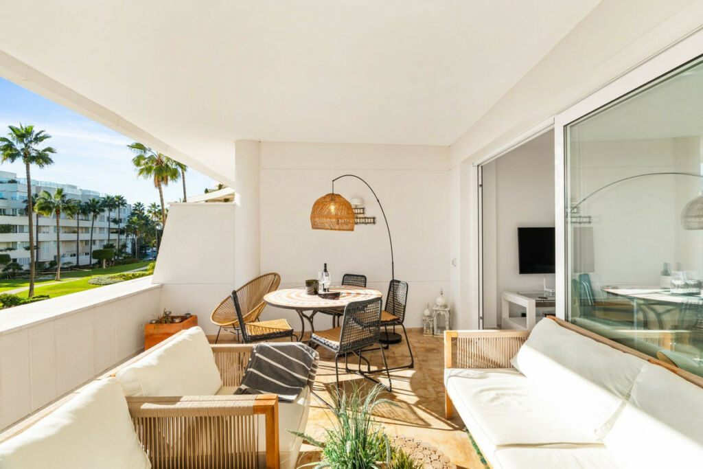Middle Floor Apartment New Golden Mile Málaga - image 3