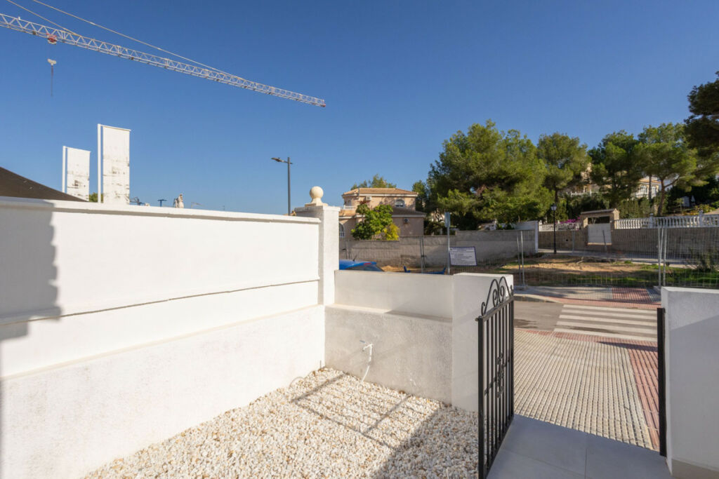 Townhouse Villamartin Alicante - image 3