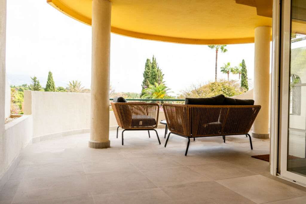 Middle Floor Apartment Nueva Andalucía Málaga - image 4