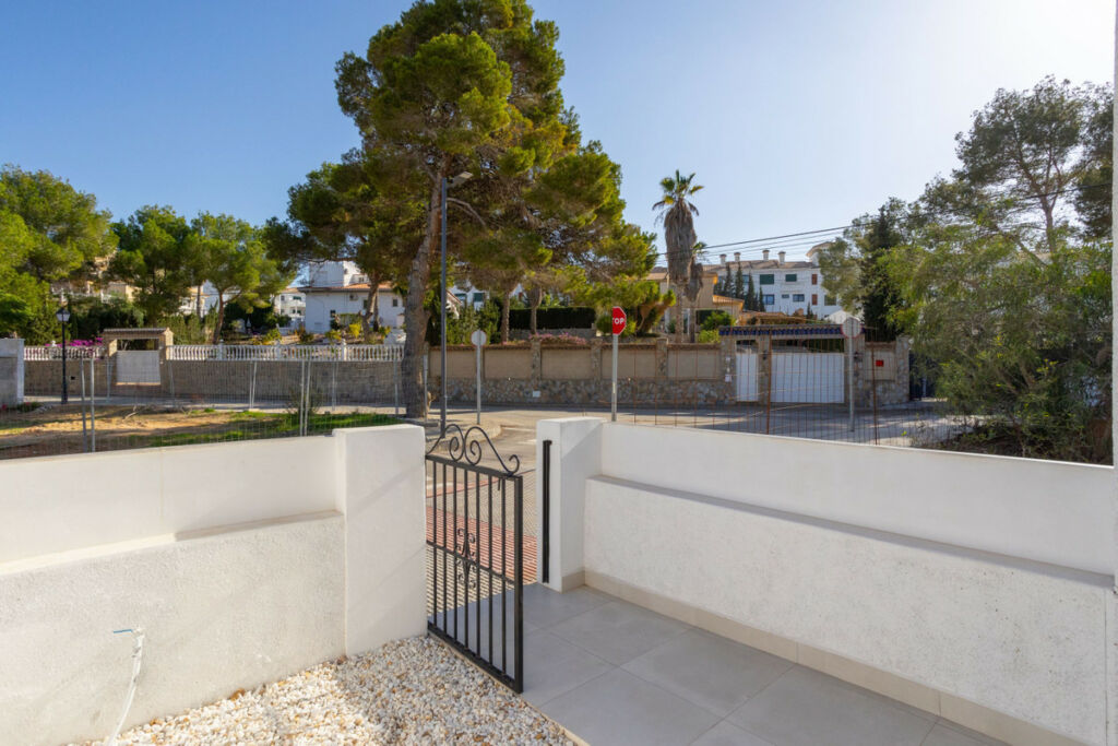 Townhouse Villamartin Alicante - image 4
