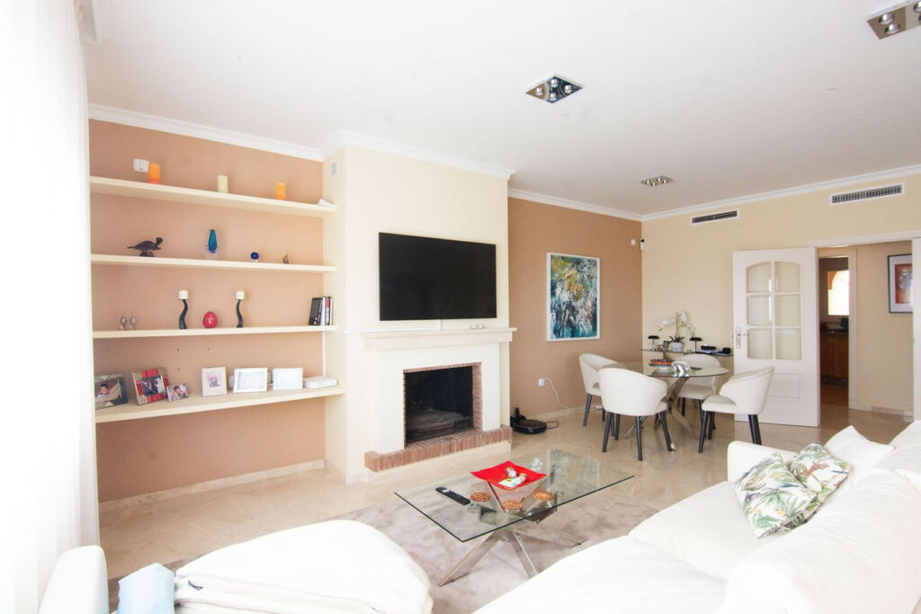 Middle Floor Apartment La Mairena Málaga - image 3