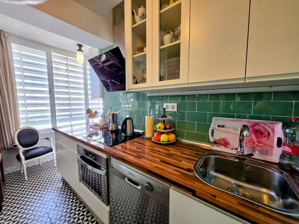 Middle Floor Apartment La Carihuela Málaga - image 6