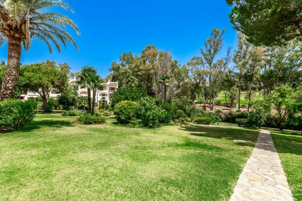 Detached Villa Nueva Andalucía Málaga - image 6