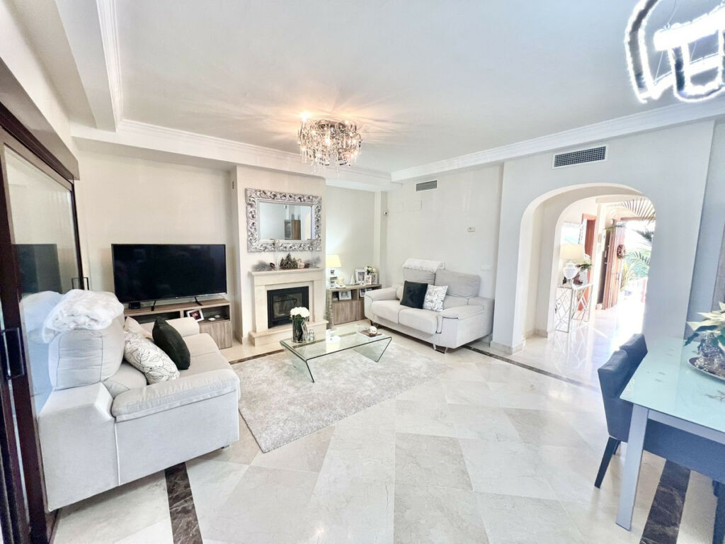 Townhouse Estepona Málaga - image 9