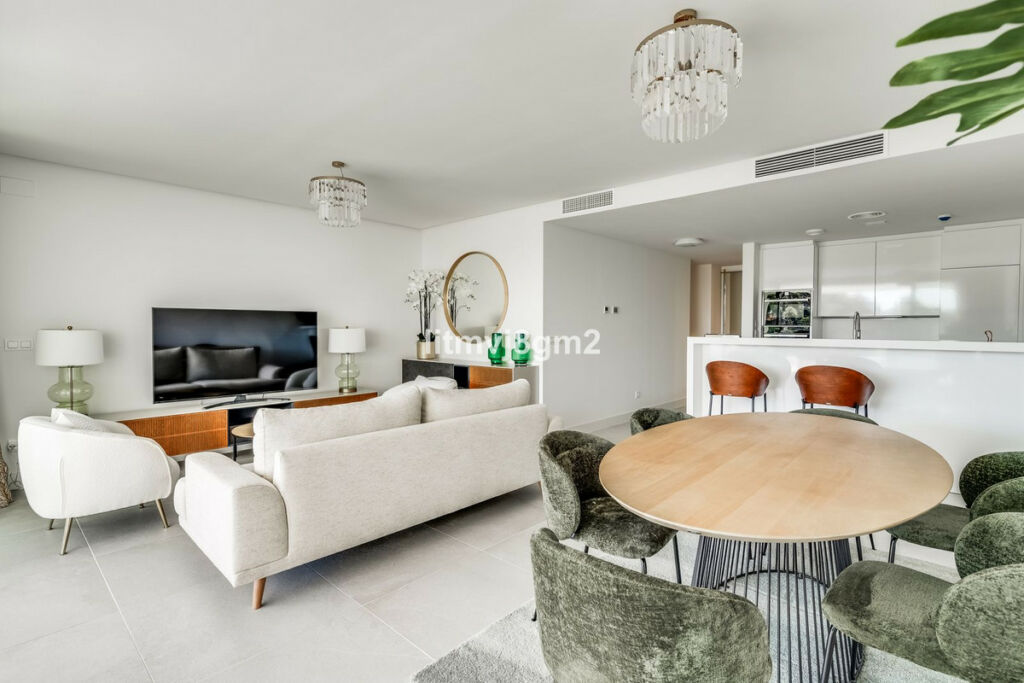 Middle Floor Apartment Cabopino Málaga - image 10