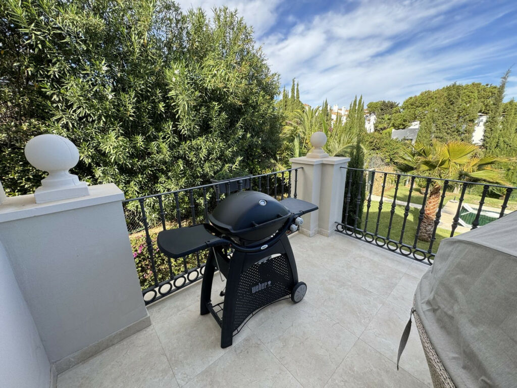 Detached Villa El Paraiso Málaga - image 11