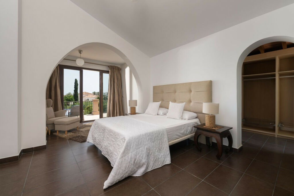Detached Villa The Golden Mile Málaga - image 11
