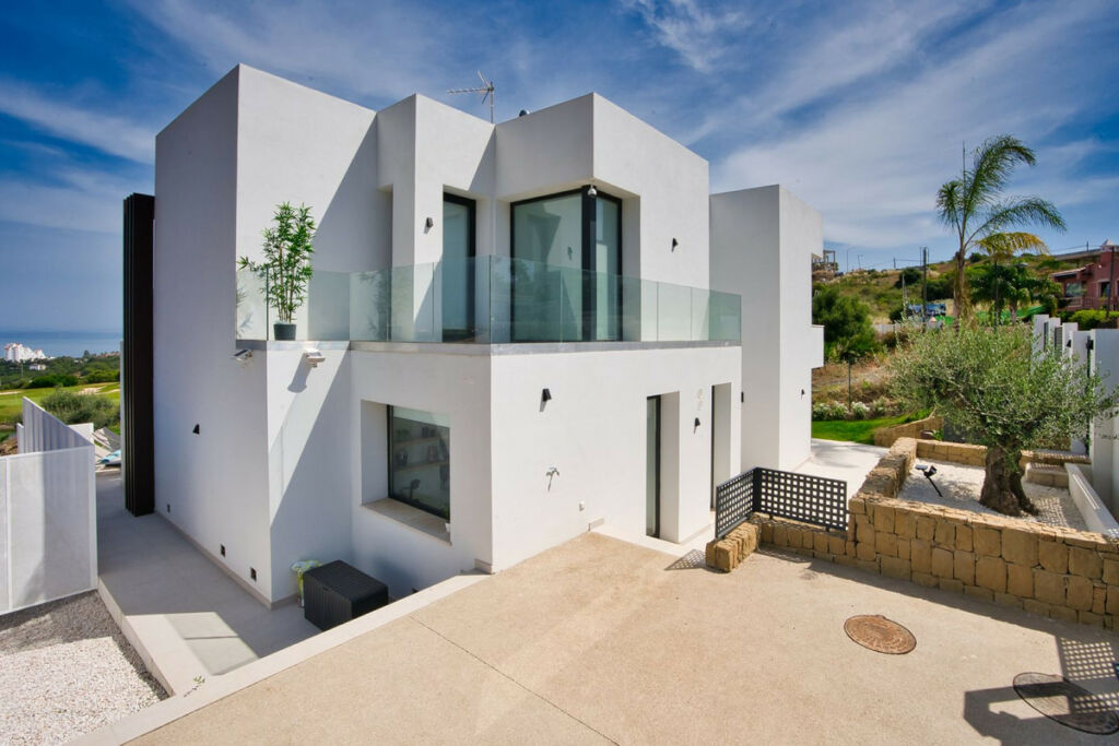 Detached Villa Estepona Málaga - image 11