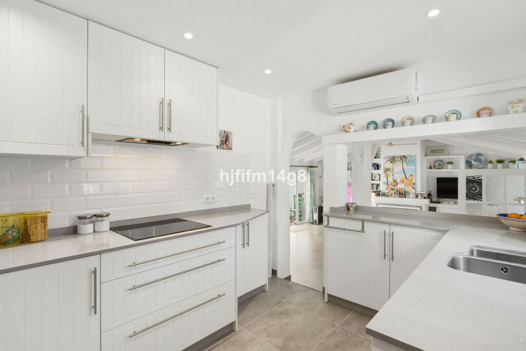Detached Villa Benahavís Málaga - image 11