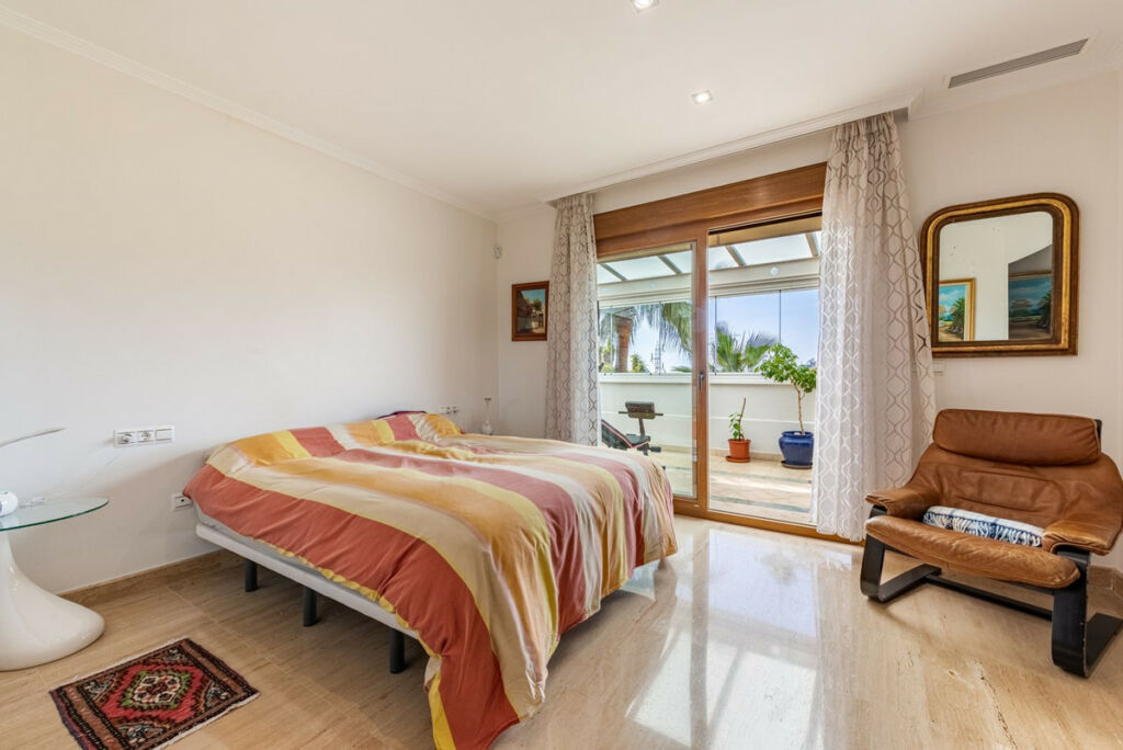 Middle Floor Apartment The Golden Mile Málaga - image 13