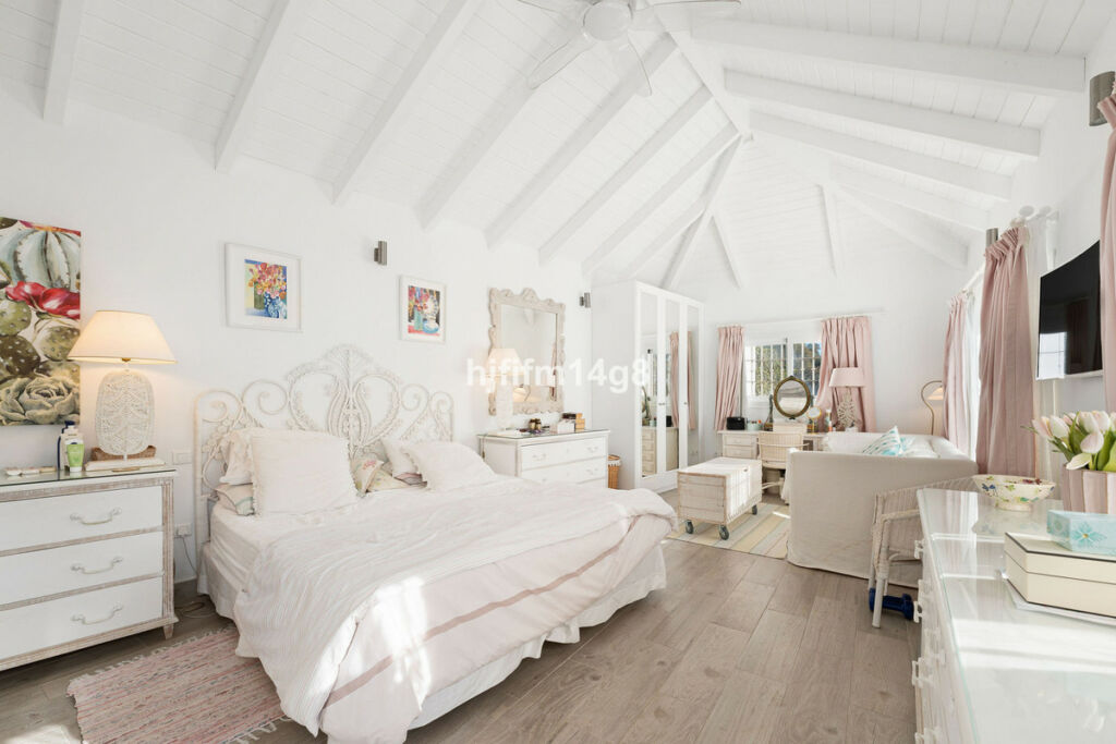 Detached Villa Benahavís Málaga - image 13