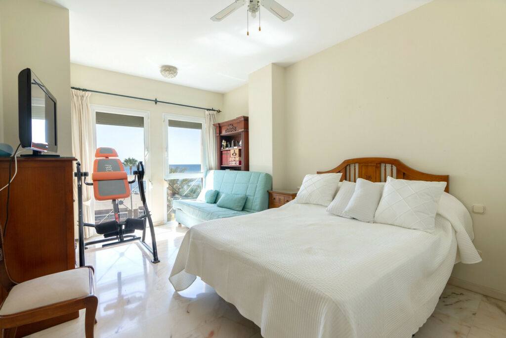 Middle Floor Apartment Estepona Málaga - image 13