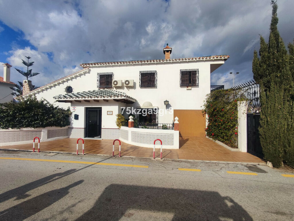Detached Villa Puerto de la Torre Málaga - image 13
