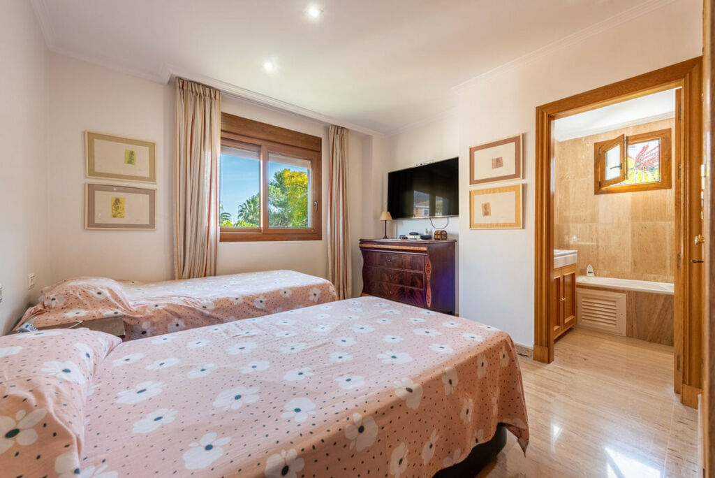 Middle Floor Apartment The Golden Mile Málaga - image 15