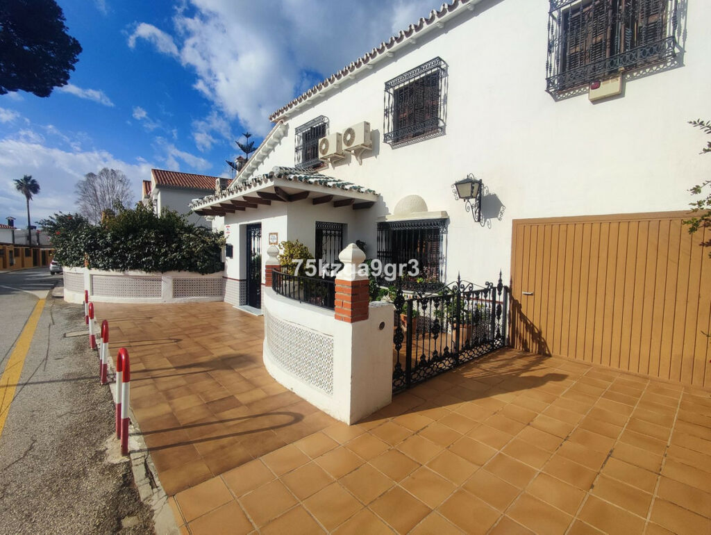 Detached Villa Puerto de la Torre Málaga - image 14