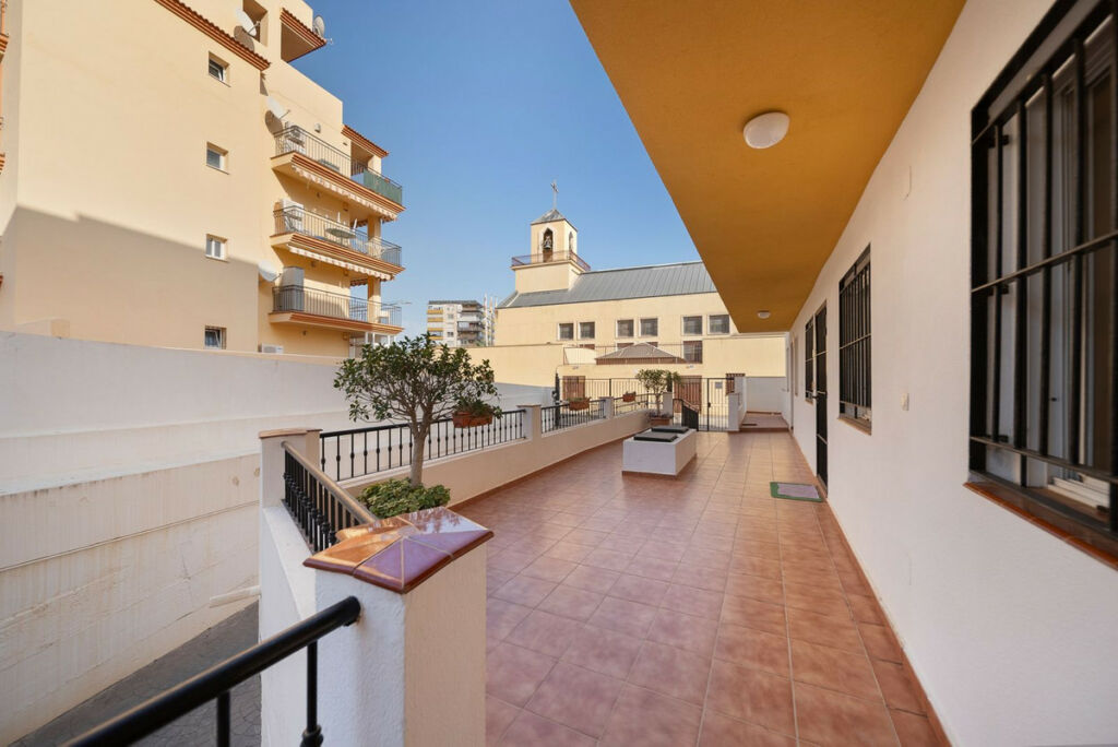 Middle Floor Apartment Benalmadena Málaga - image 16