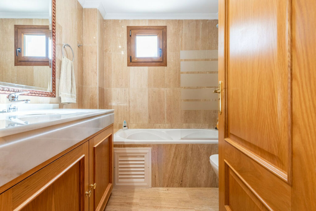 Middle Floor Apartment The Golden Mile Málaga - image 16