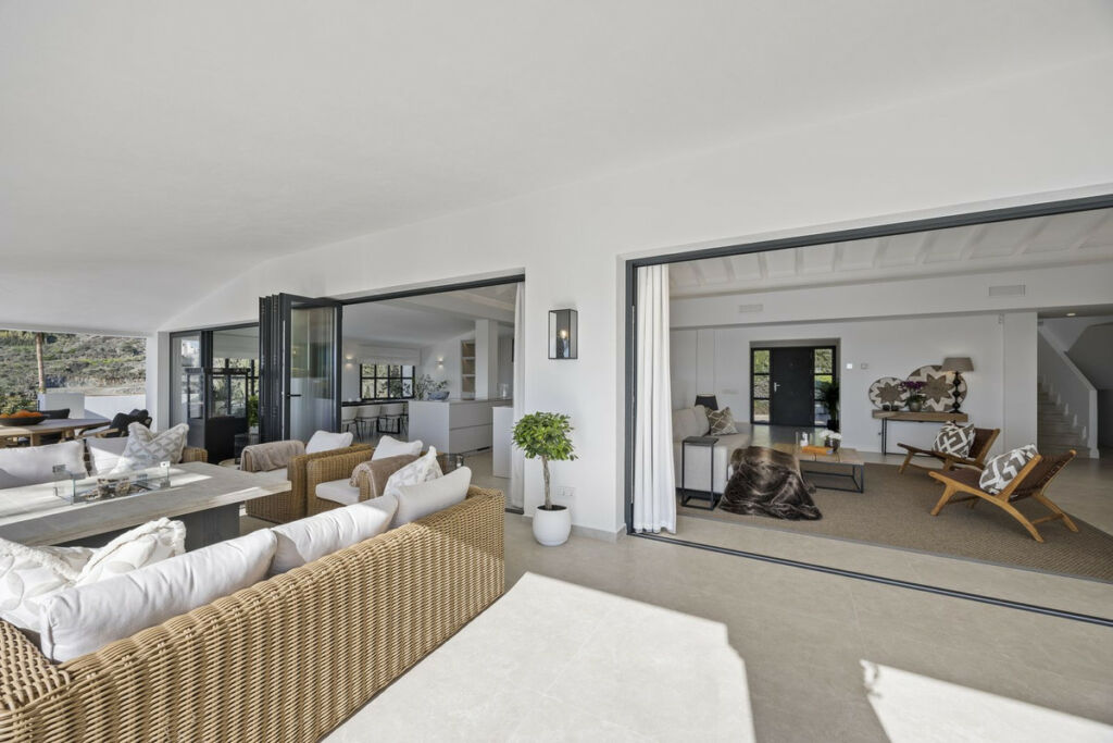 Detached Villa El Paraiso Málaga - image 16
