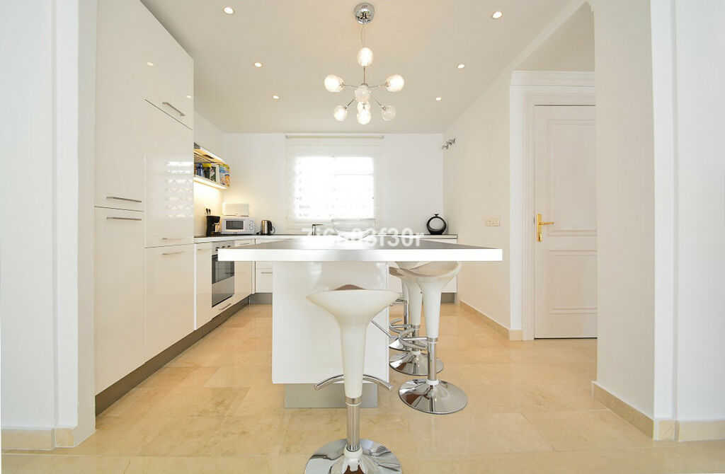 Penthouse Aloha Málaga - image 17
