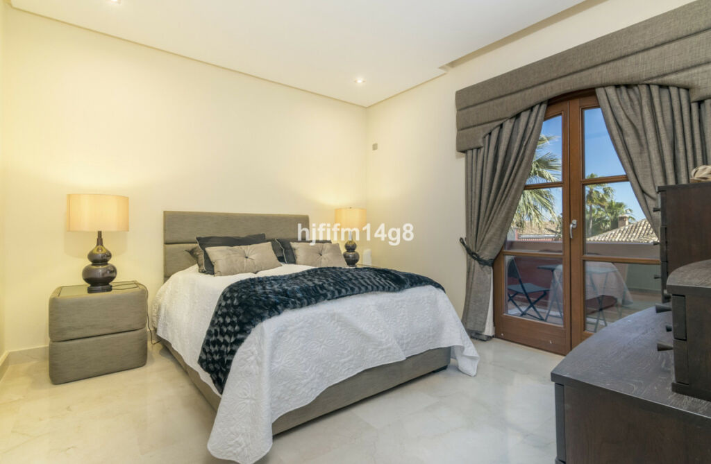 Detached Villa The Golden Mile Málaga - image 20