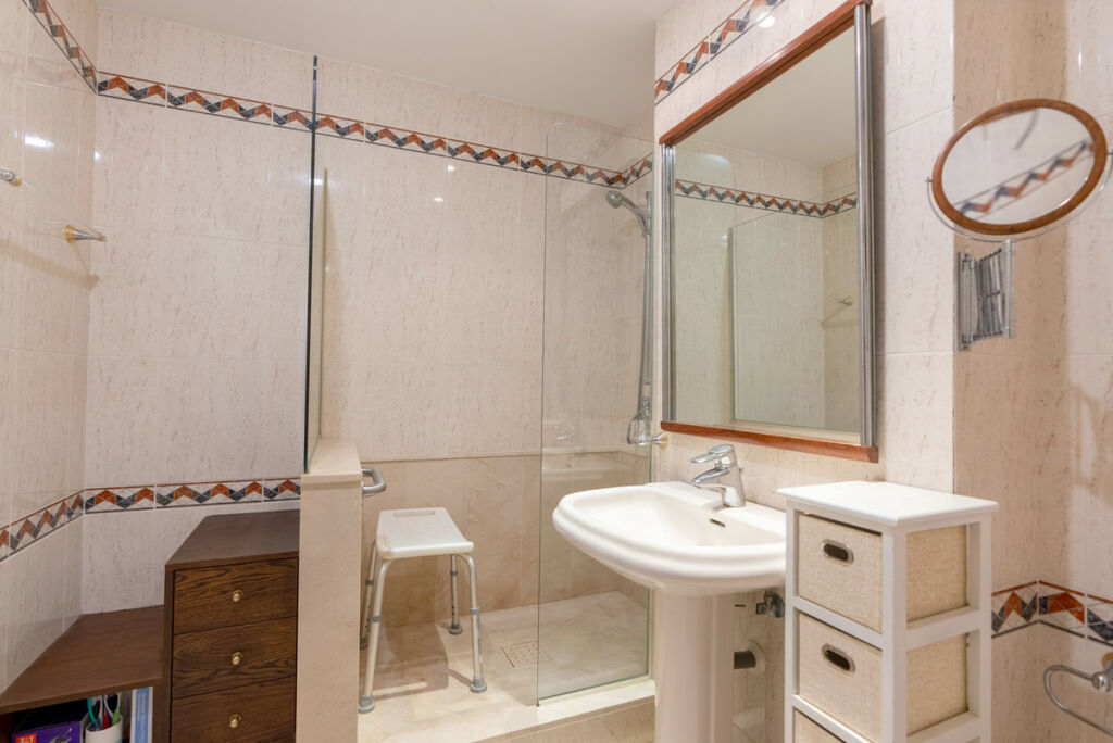 Middle Floor Apartment Estepona Málaga - image 17