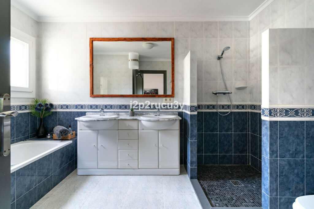 Detached Villa Moraira Alicante - image 18