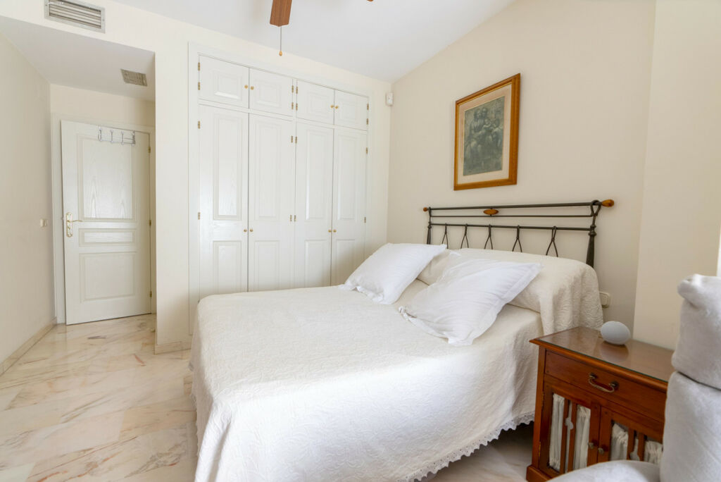 Middle Floor Apartment Estepona Málaga - image 19