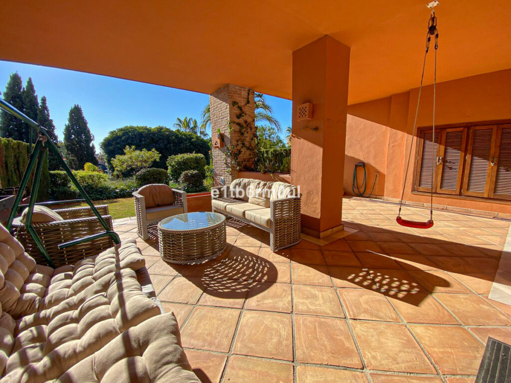 Middle Floor Apartment Bahía de Marbella Málaga - image 2