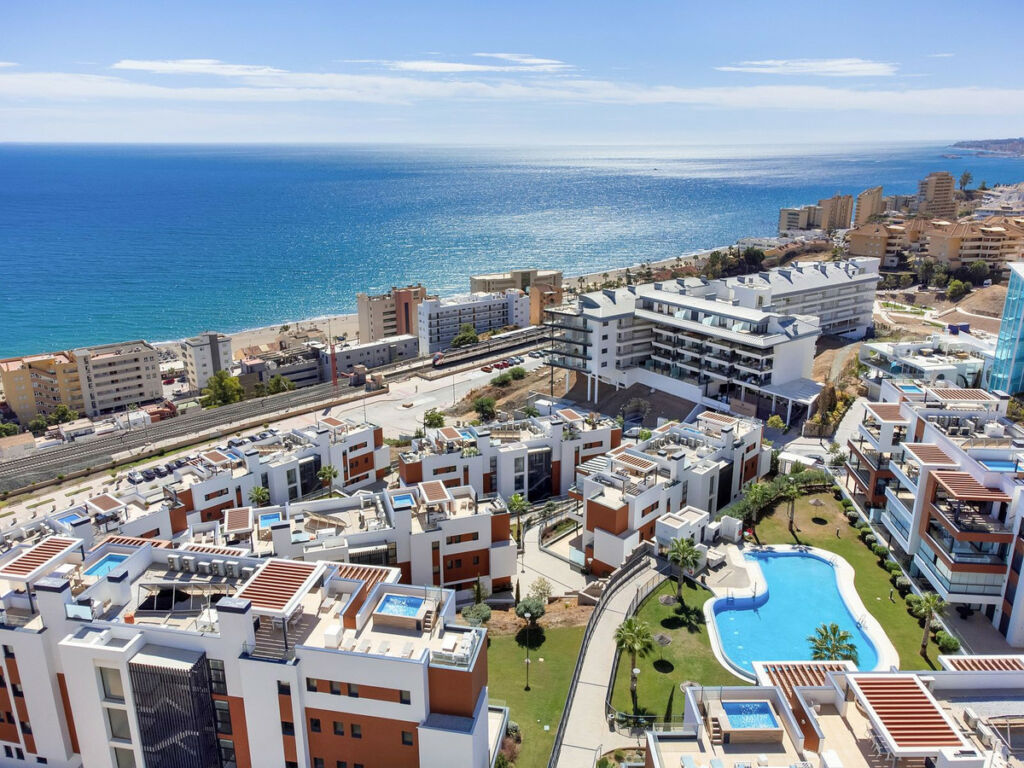 Middle Floor Apartment Fuengirola Málaga - image 2