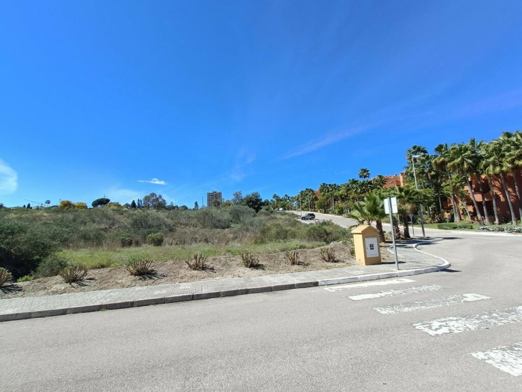 Residential Plot Puerto Banús Málaga - image 2