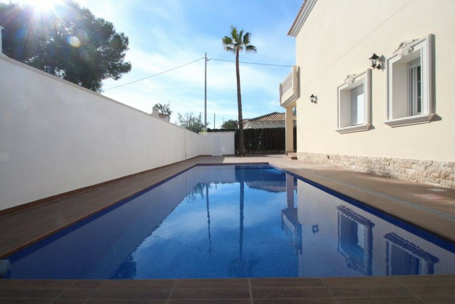Detached Villa Cabo Roig Alicante - image 2