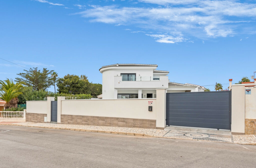 Detached Villa Ciudad Quesada Alicante - image 2