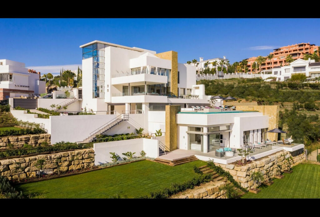 Detached Villa Los Flamingos Málaga - image 2