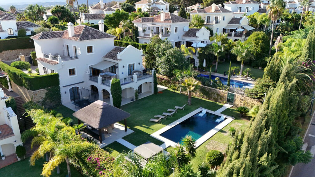 Detached Villa El Paraiso Málaga - image 2