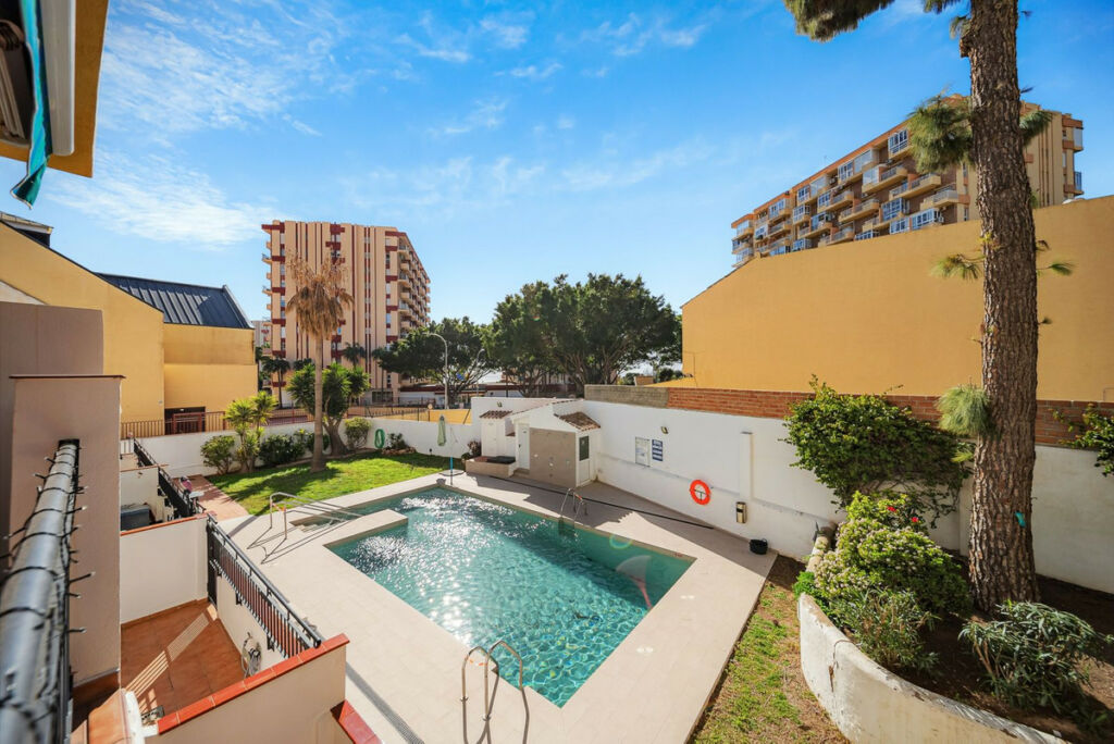 Middle Floor Apartment Benalmadena Málaga - image 2