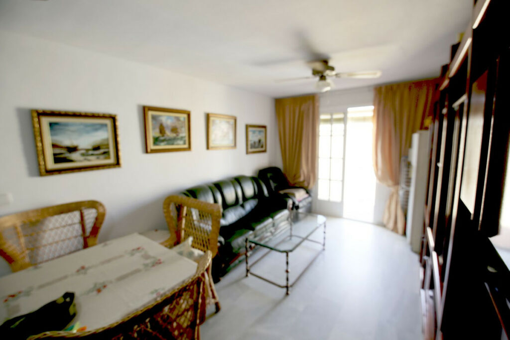 Middle Floor Apartment Estepona Málaga - image 2