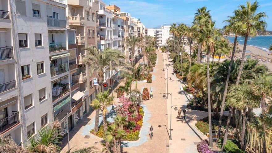 Middle Floor Apartment Estepona Málaga - image 2