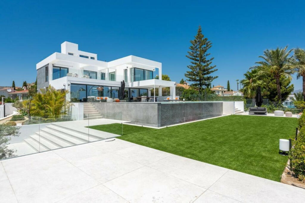 Detached Villa New Golden Mile Málaga - image 2
