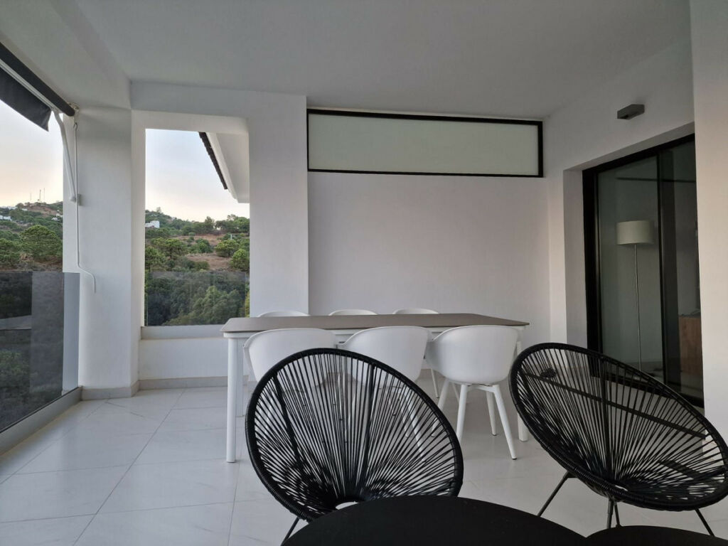 Middle Floor Apartment Estepona Málaga - image 2