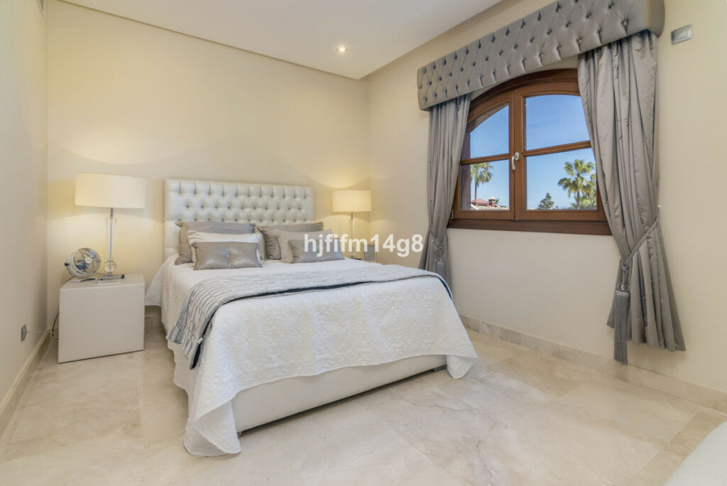 Detached Villa The Golden Mile Málaga - image 23
