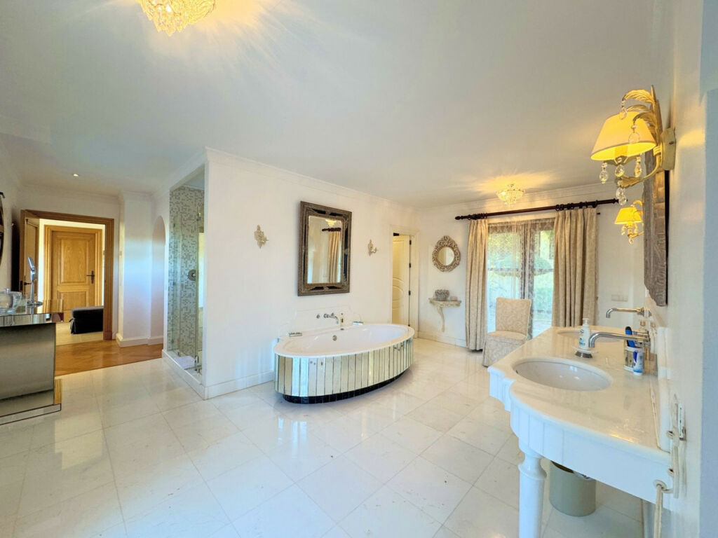 Detached Villa Sotogrande Alto Cádiz - image 29
