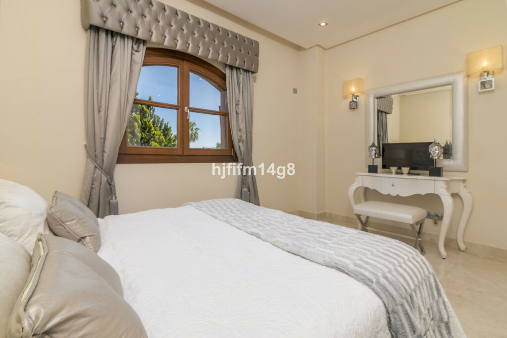 Detached Villa The Golden Mile Málaga - image 24