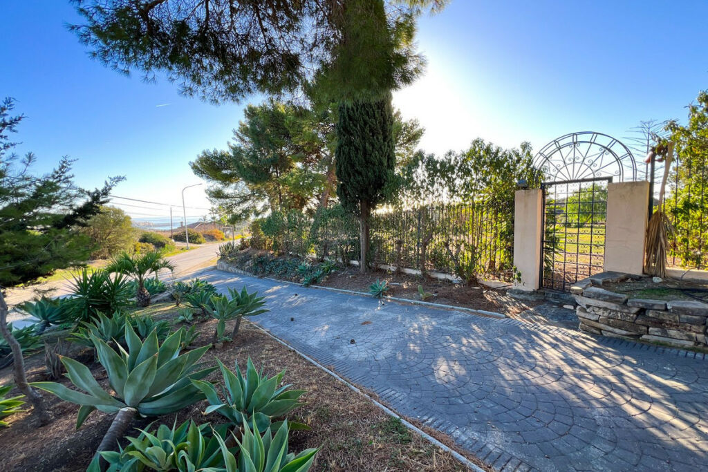 Detached Villa Estepona Málaga - image 25