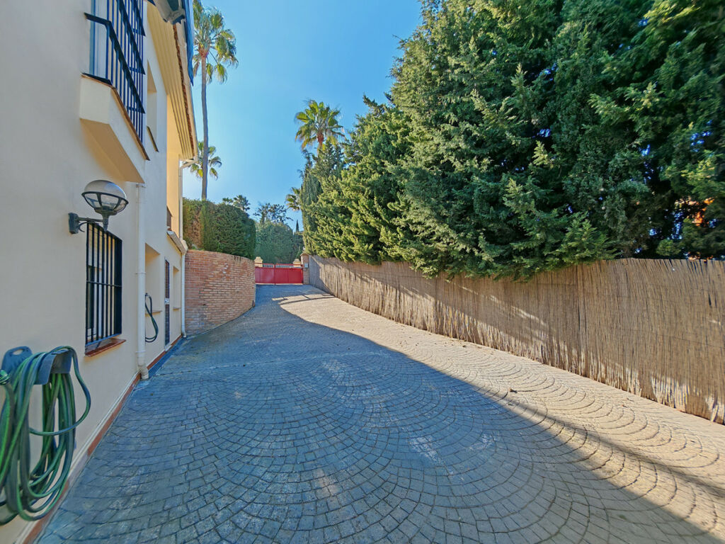 Detached Villa Sotogrande Alto Cádiz - image 25